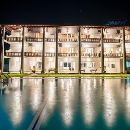 Hotel Chaarya Lake Tissamaharama Exteriér fotografie
